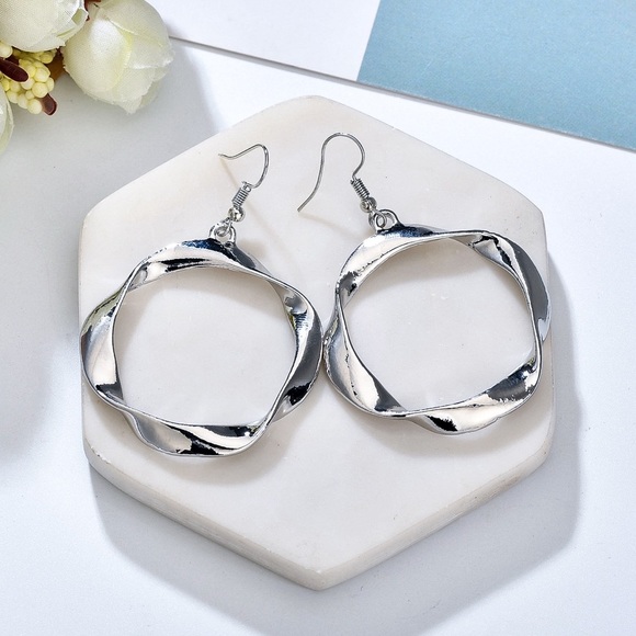 Jewelry - 3/$30 - Silver Wavy Circle French Ear Wire Earring